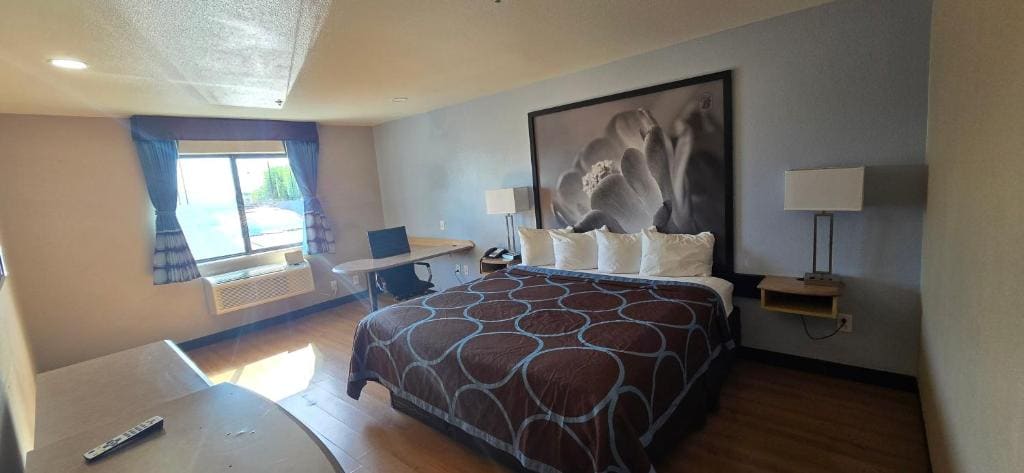 King Room with Bath Tub - Mobility Accessible/Non-Smoking room - Image 2