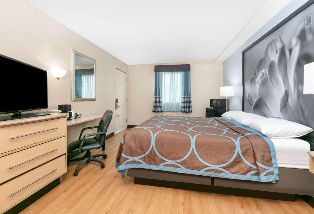 King Room with Bath Tub - Mobility Accessible/Non-Smoking room - Image 1