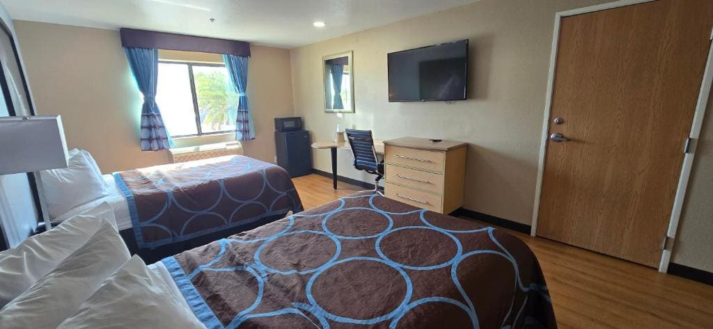 Double Room with Two Double Beds and Bath Tub - Mobility Accessible/Non-Smoking room - Image 2
