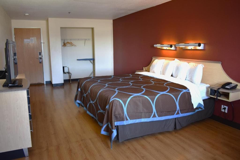 King Room with Roll-in Shower - Mobility Access/Non-Smoking room - Image 1
