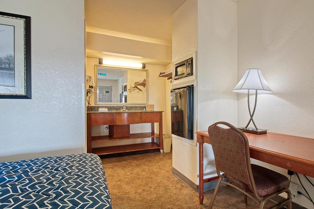 Standard King Room - Non-Smoking room - Image 3