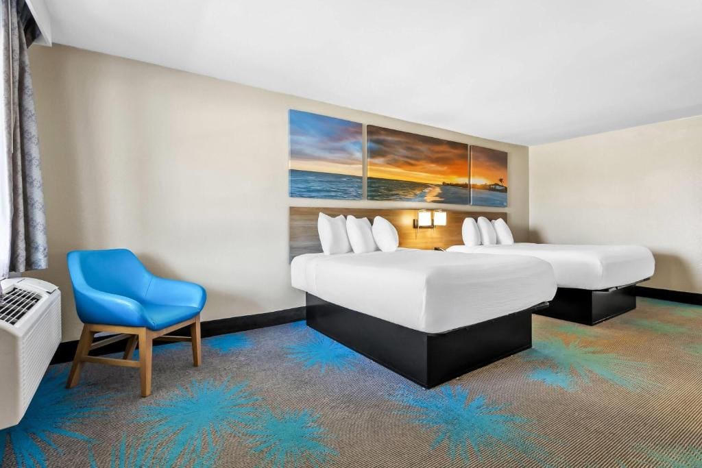 Queen Room with Two Queen Beds - Non-Smoking room - Image 1