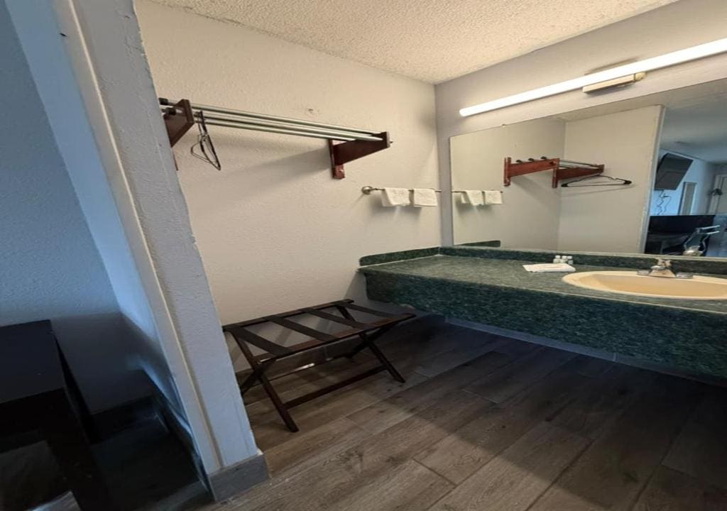 2 Queen Bed room - Image 2
