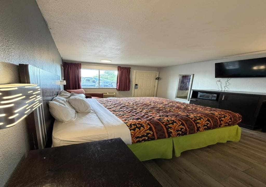King Bed Non-Smoking room - Image 1