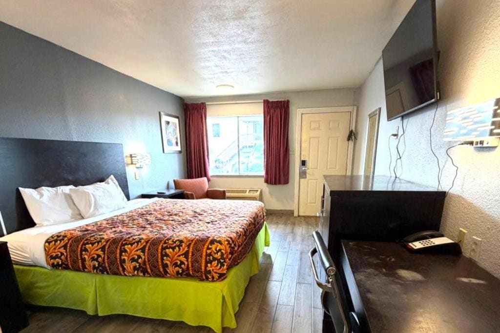 King Bed Non-Smoking room - Image 2