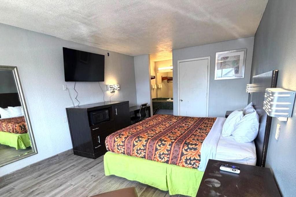King Bed Non-Smoking room - Image 3
