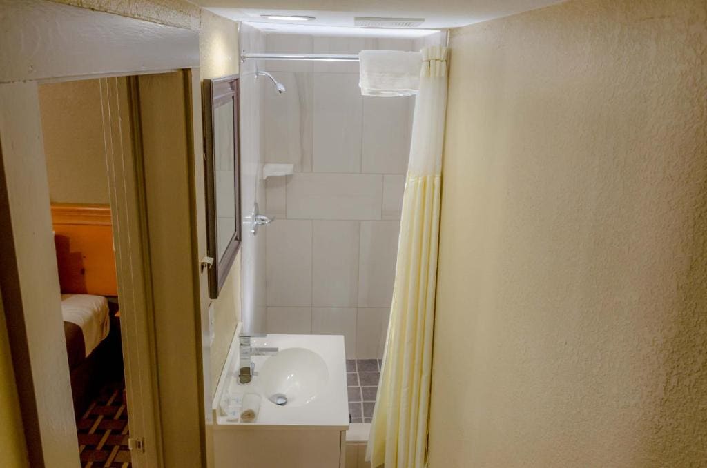 King Room - Non-Smoking room - Image 3
