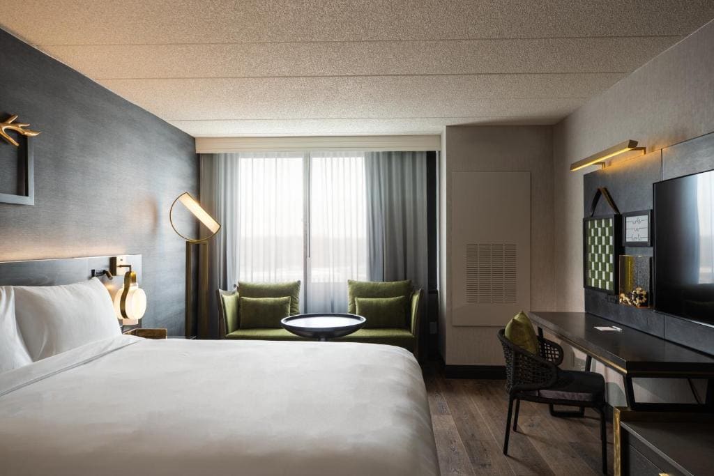 Guest Room with King Bed and Lounge Access room - Image 1