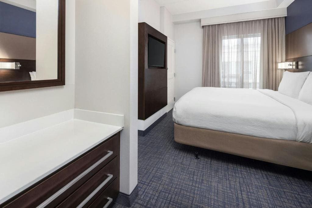One-Bedroom King Suite with Sofa Bed - Hearing Accessible room - Image 1