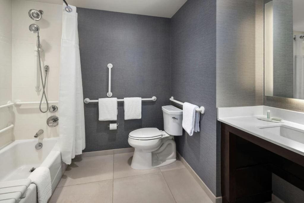 Two-Bedroom Suite with Roll-in Shower - Mobility and Hearing Accessible room - Image 2