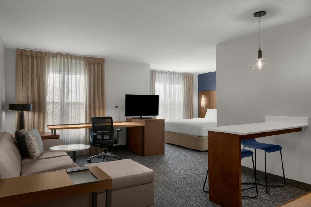 King Studio with Sofa Bed and Adapted Tub - Mobility and Hearing Accessible room - Image 2