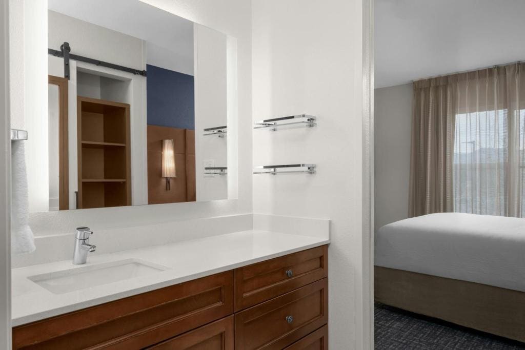 King Studio with Sofa Bed - Hearing Accessible room - Image 1