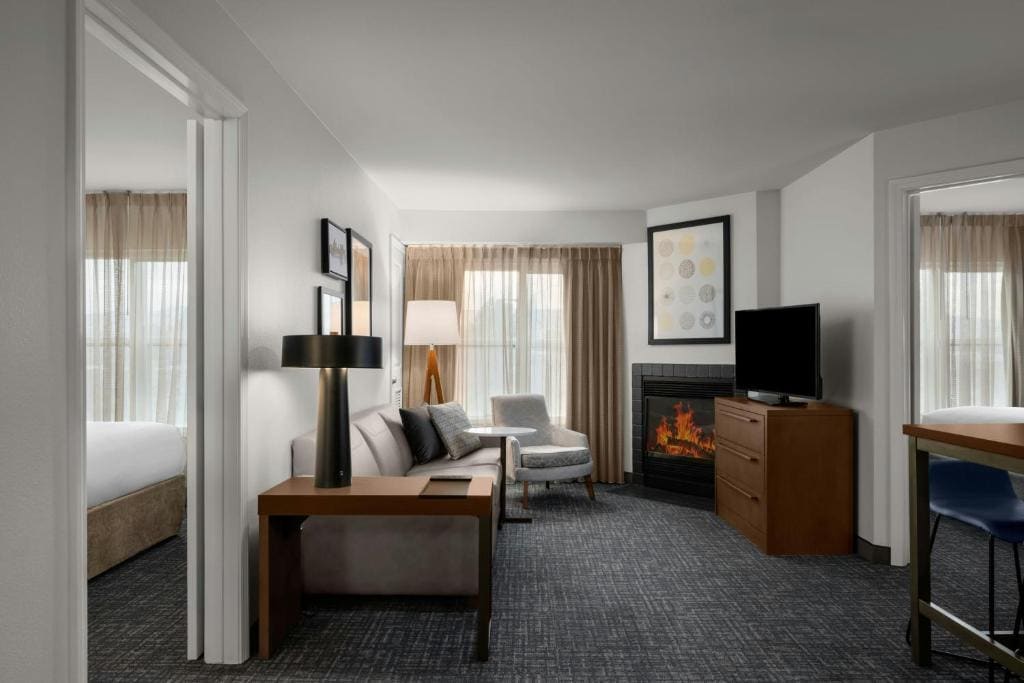 King Studio with Sofa Bed - Hearing Accessible room - Image 3