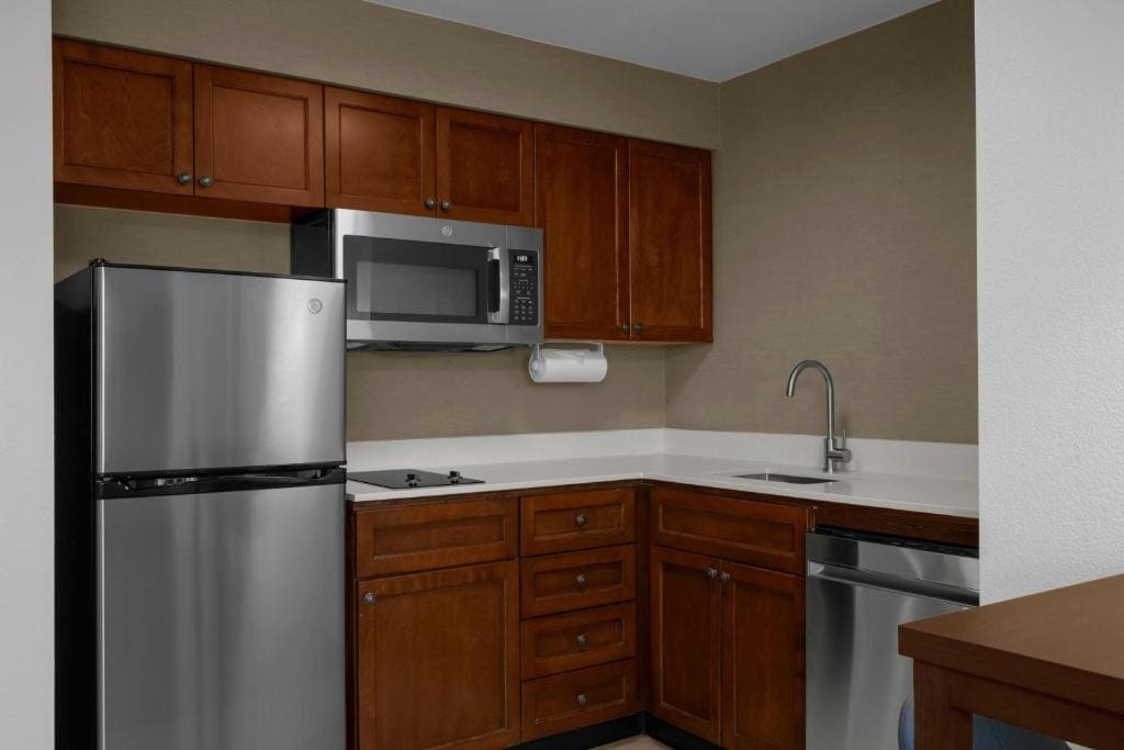 One-Bedroom Queen Suite with Sofa Bed and Roll-in Shower - Mobility and Hearing Accessible room - Image 2