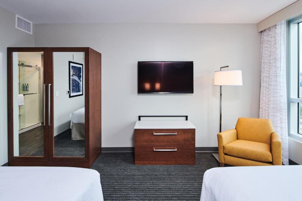 1 Bedroom Suite with 2 Queen Beds, Sofa bed, City View room - Image 2
