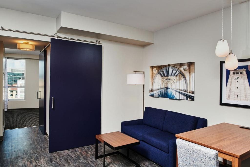 1 Bedroom Suite with 1 King Bed, Sofa bed, Partial Bay View room - Image 2
