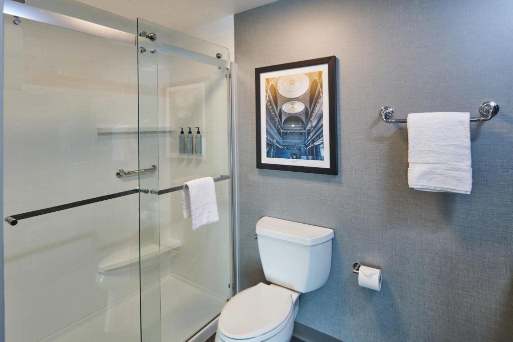 1 Bedroom Suite with 1 King Bed, Sofa bed room - Image 3