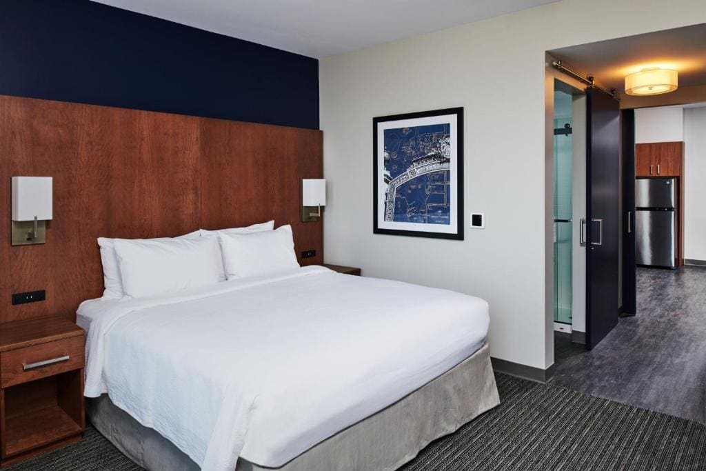 1 Bedroom Suite, 1 King, Sofa bed, City view (Mobility Accessible w/Tub) room - Image 1