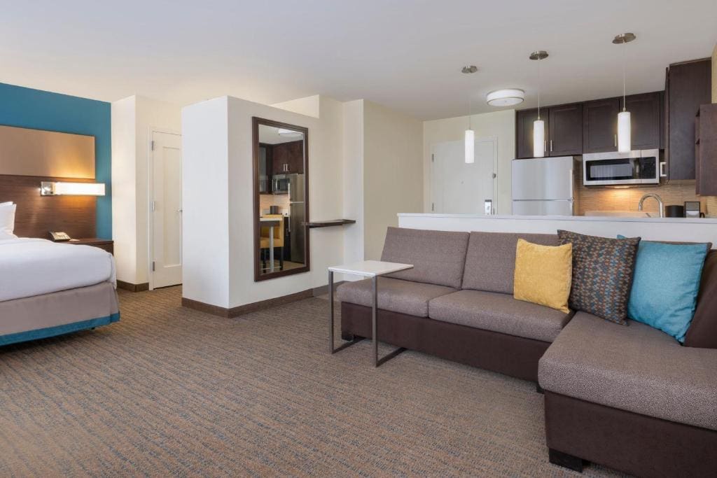 King Studio with Sofa Bed room - Image 3
