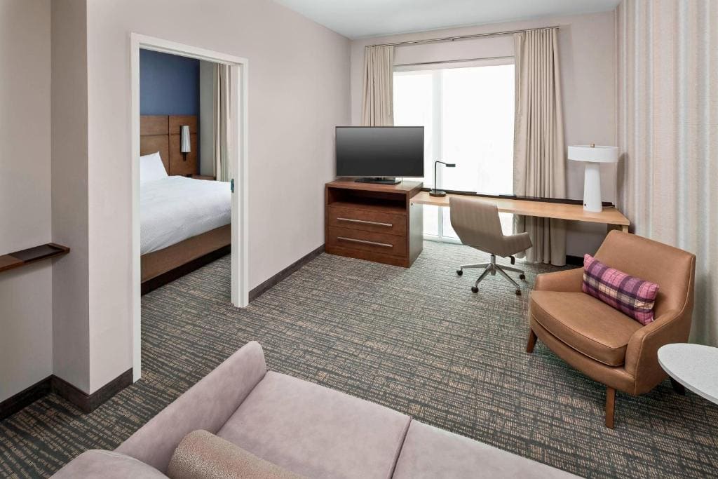 One-Bedroom King Suite with Sofa Bed and Adapted Tub - Mobility Accessible room - Image 1
