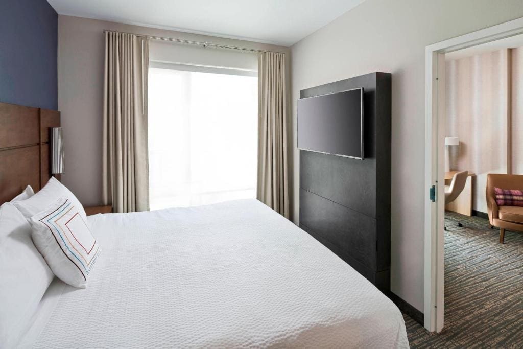 One-Bedroom King Suite with Sofa Bed and Adapted Tub - Mobility Accessible room - Image 2