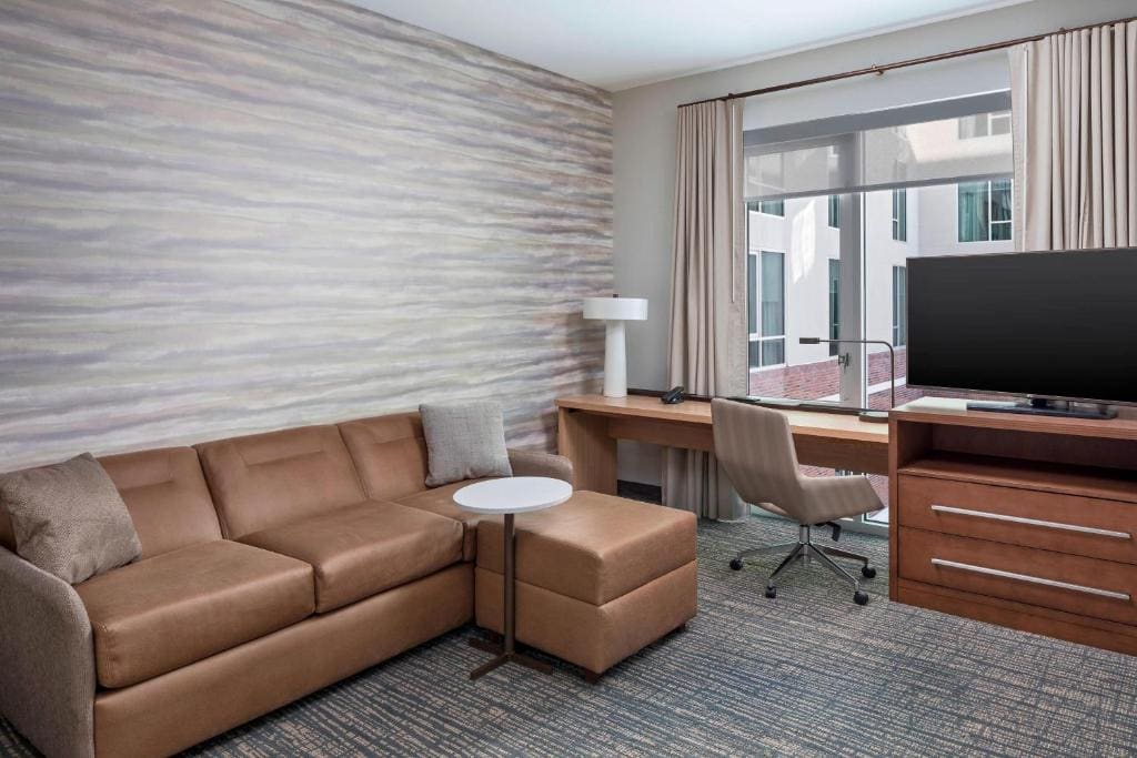 Two-Bedroom Apartment with King and Queen Bed and Sofa Bed room - Image 3