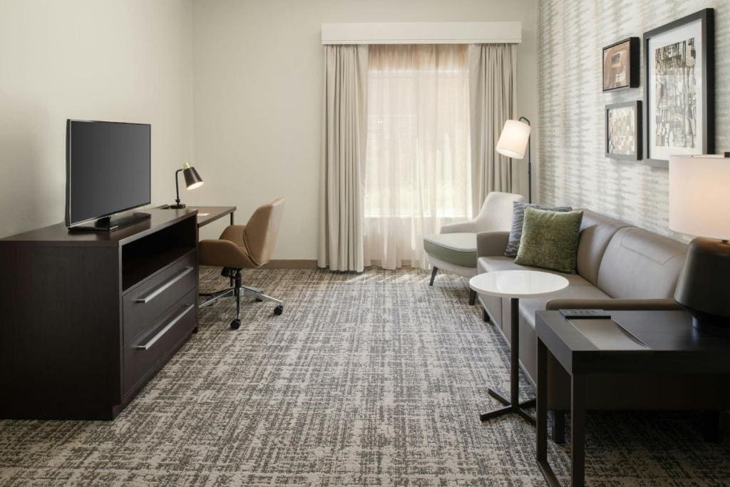 One-Bedroom Queen Suite room - Image 2