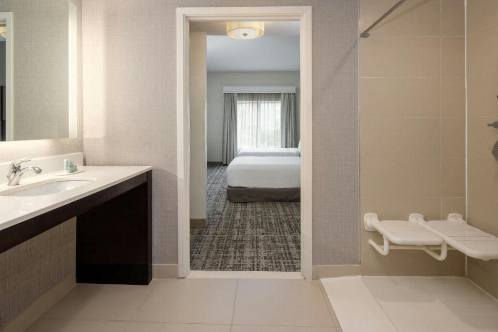 King Studio with Sofa Bed and Roll-in Shower - Mobility and Hearing Accessible room - Image 3