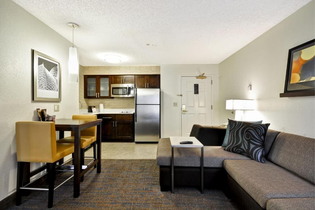 King Studio with Sofa Bed room - Image 3