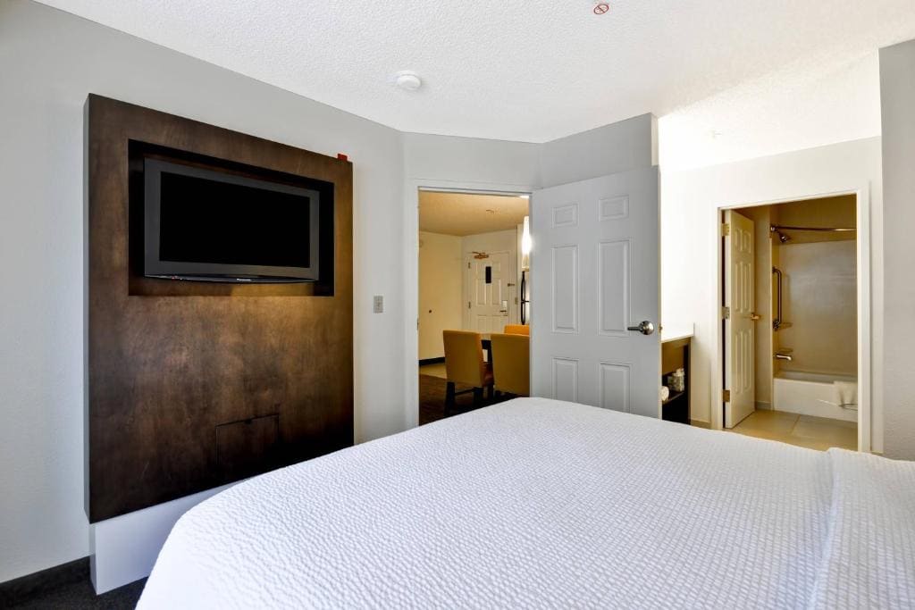 Two-Bedroom Suite with Fireplace room - Image 2
