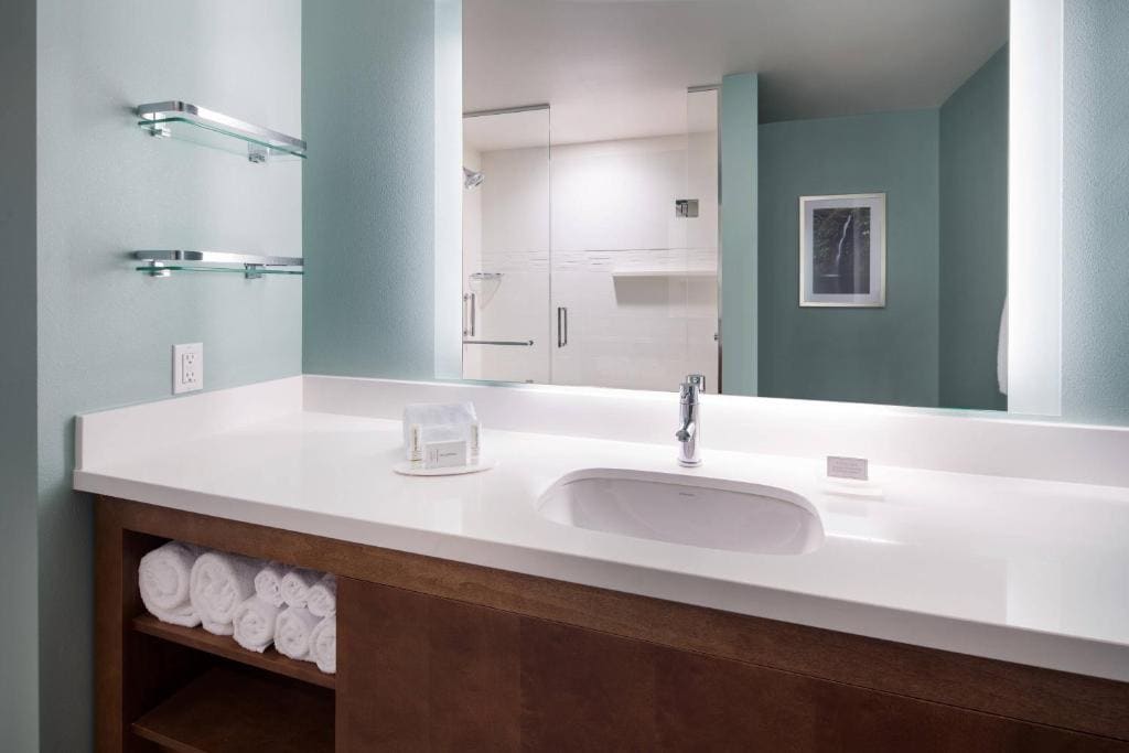 Two-Bedroom King Suite room - Image 2