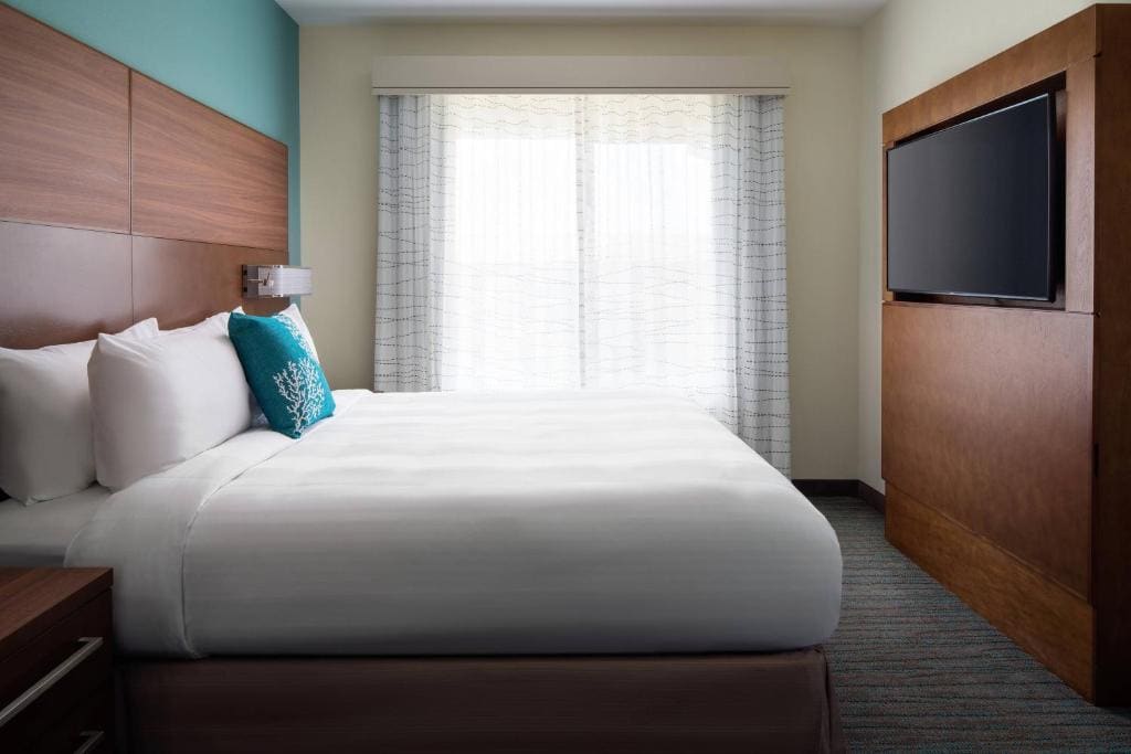 One-Bedroom King Suite room - Image 2