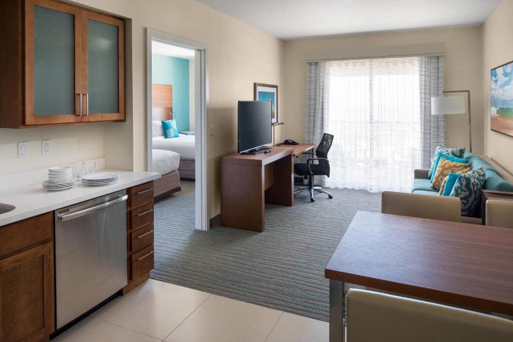 One-Bedroom Queen Suite room - Image 3