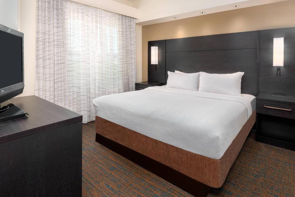 King Studio with Sofa Bed - Hearing Accessible room - Image 1