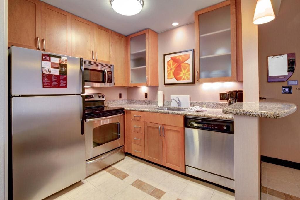 One-Bedroom Corner King Suite with Sofa Bed - Hearing Accessible room - Image 1