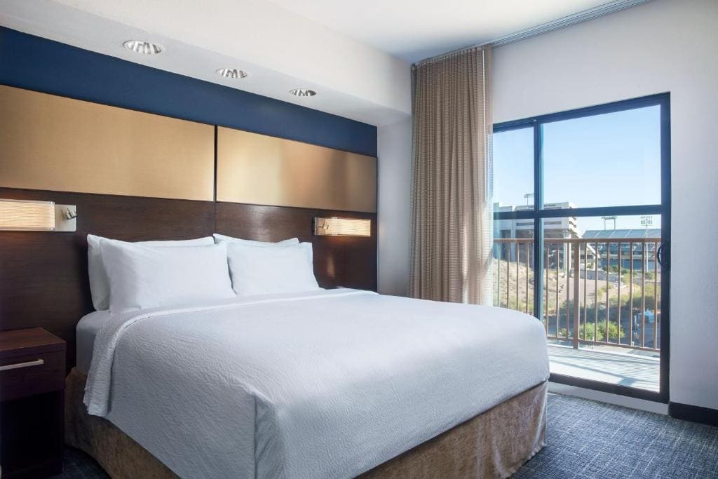 Two-Bedroom Suite with Roll-in Shower - Mobility and Hearing Accessible room - Image 1