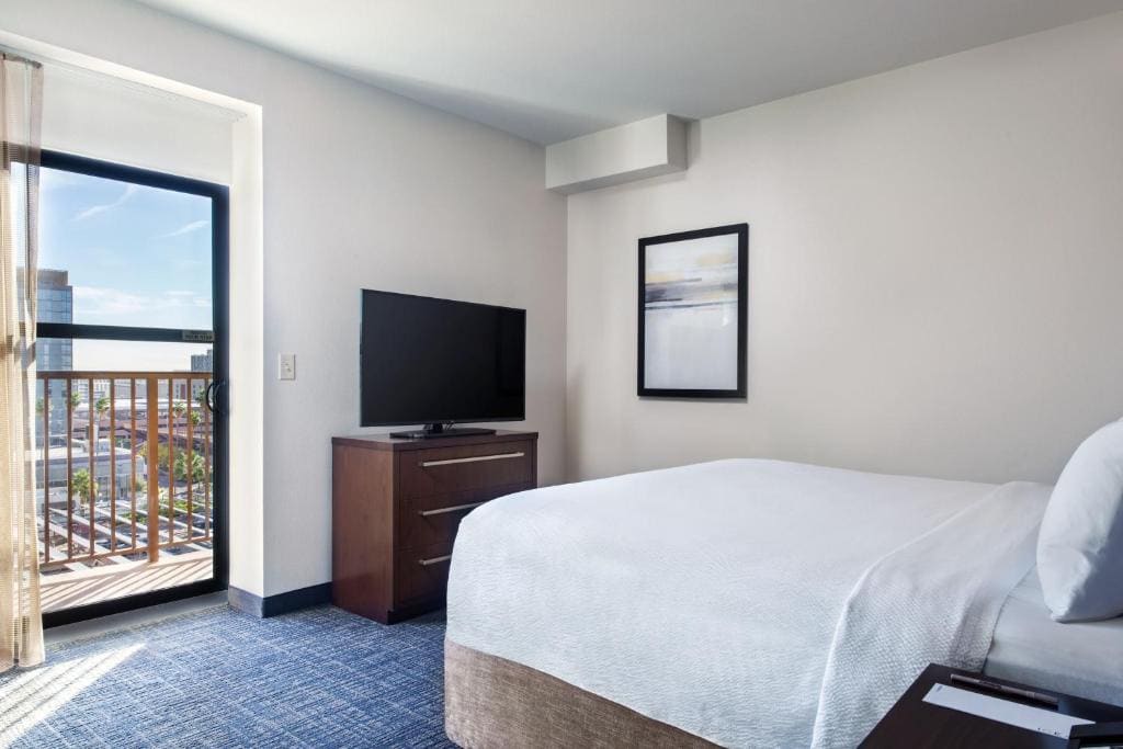 One-Bedroom Suite with Balcony room - Image 1