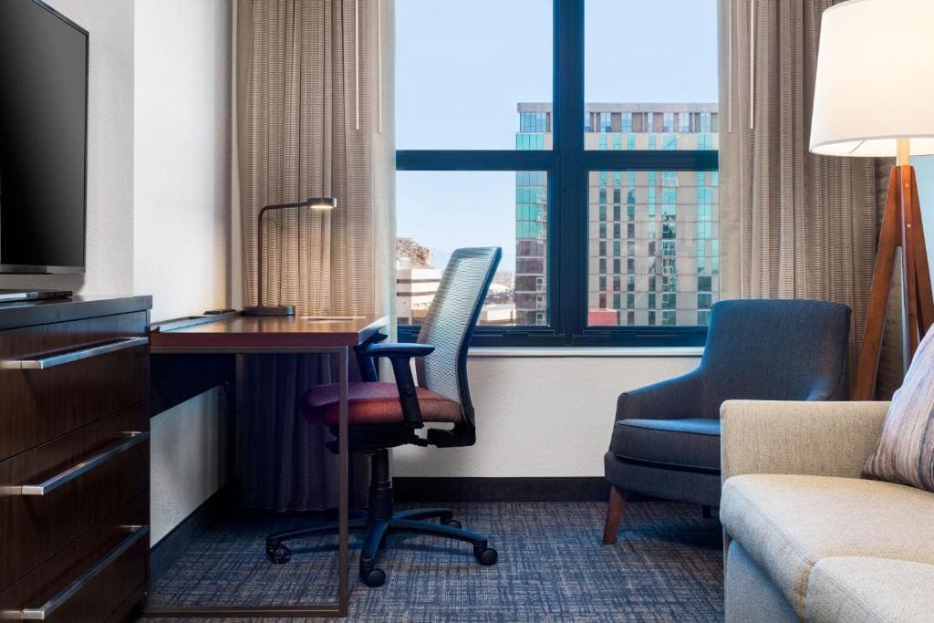 Two-Bedroom Suite with Roll-in Shower - Mobility and Hearing Accessible room - Image 3