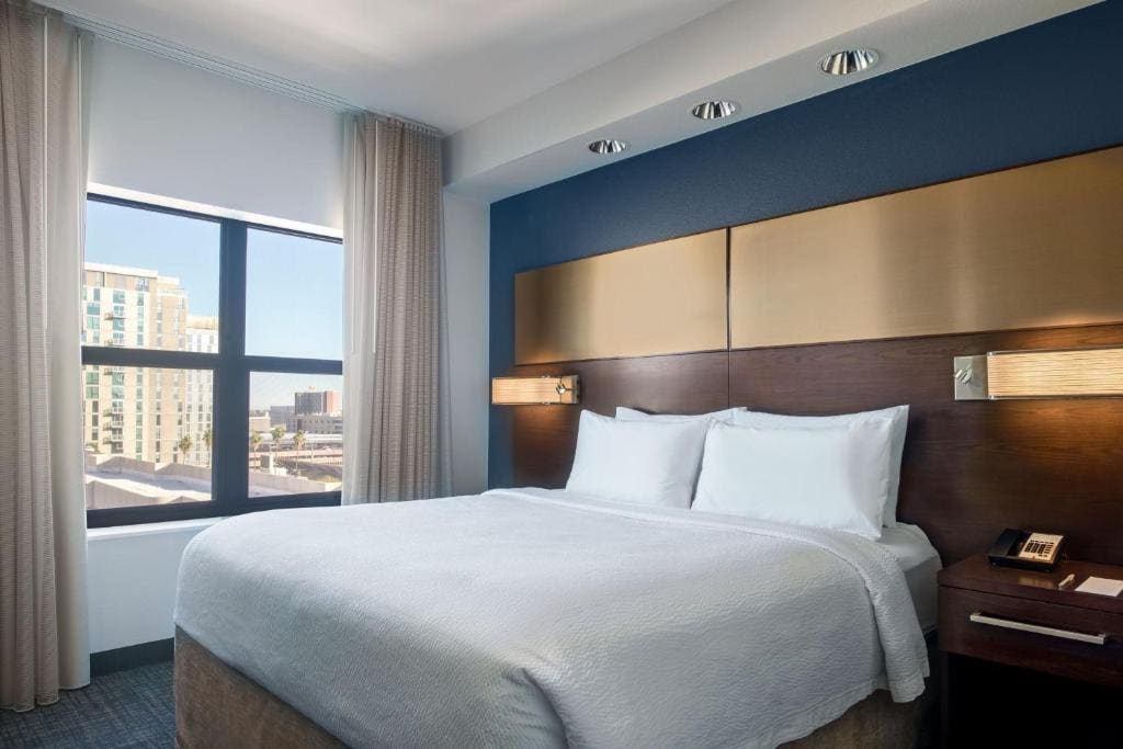 Two-Bedroom Suite with Roll-in Shower - Mobility and Hearing Accessible room - Image 2