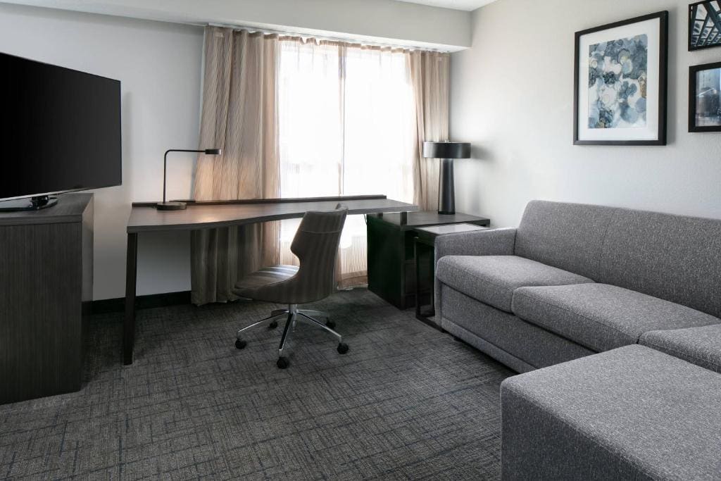 Deluxe King Studio with Sofa Bed room - Image 3