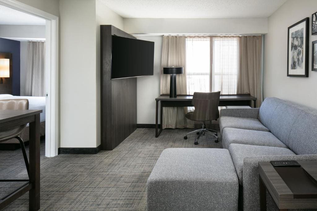 Deluxe King Studio with Sofa Bed room - Image 2