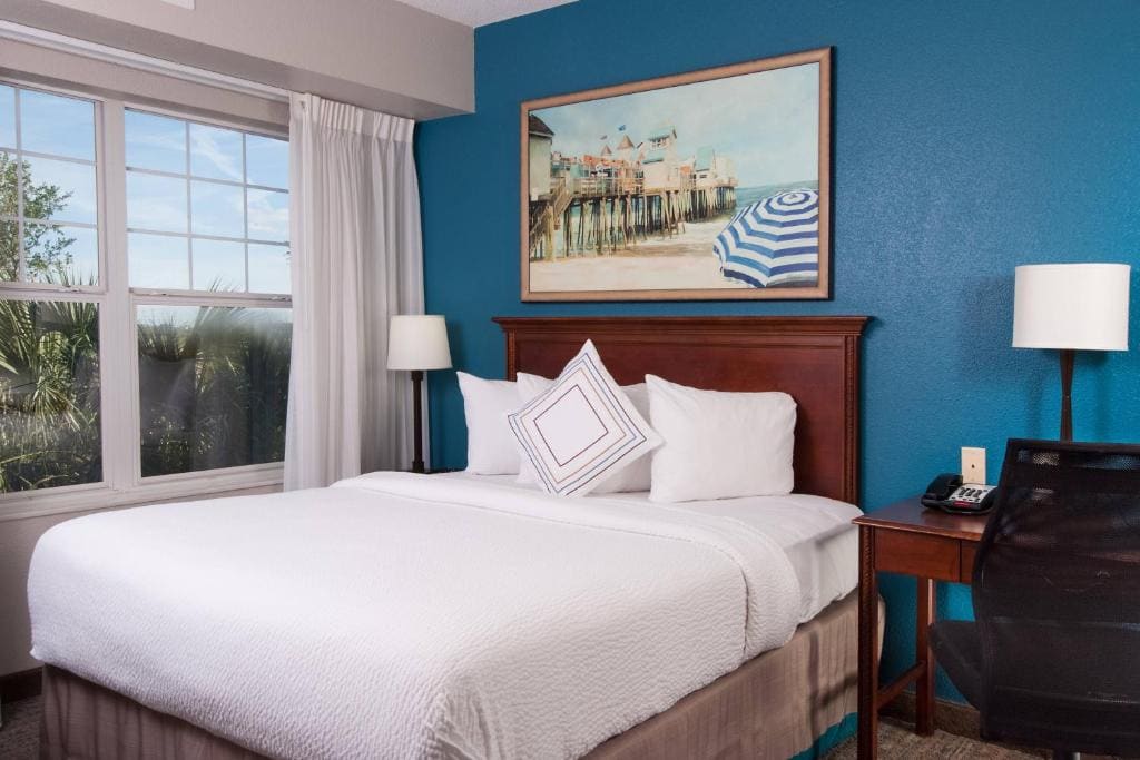 1 Bedroom Suites, 1 Queen, Sofa Bed room - Image 3