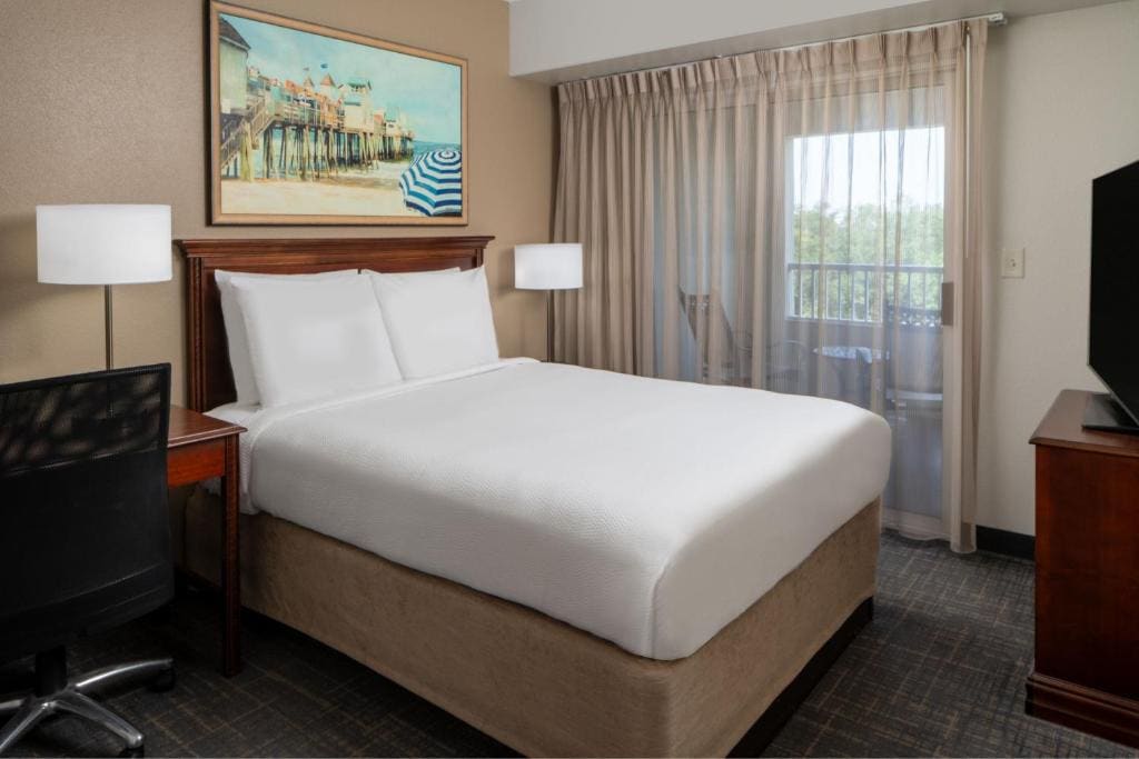 1 Bedroom Suites, 1 Queen, Sofa Bed room - Image 2