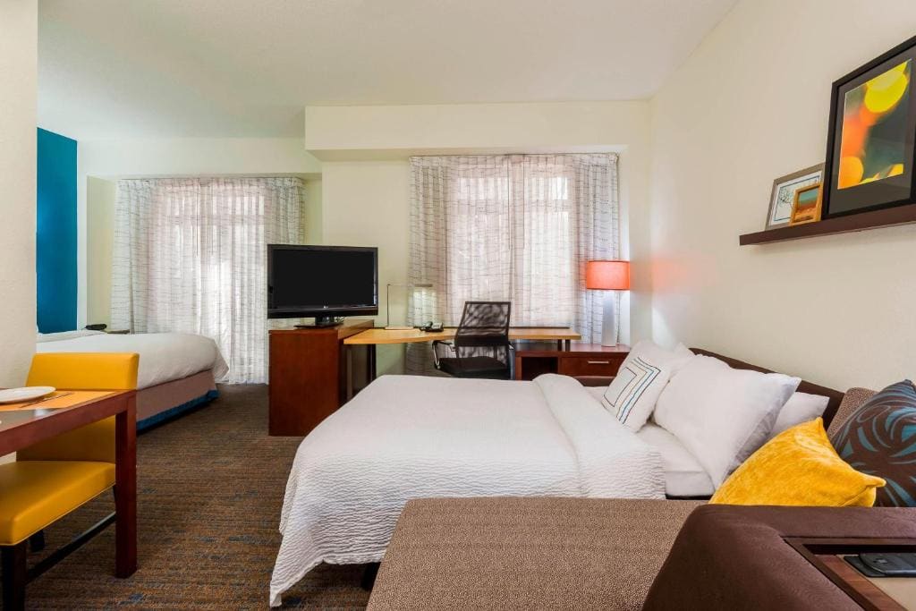 Queen Studio with Sofa Bed - Hearing Accessible room - Image 1