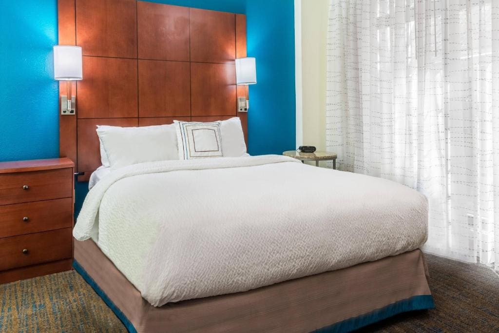 Queen Studio with Sofa Bed - Hearing Accessible room - Image 2