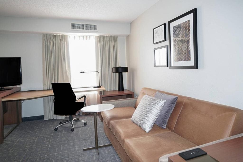 Queen Studio with Sofa Bed room - Image 3