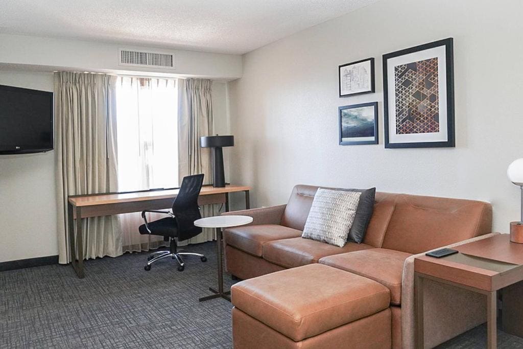 One-Bedroom Suite with Sofa Bed and Mountain View room - Image 3