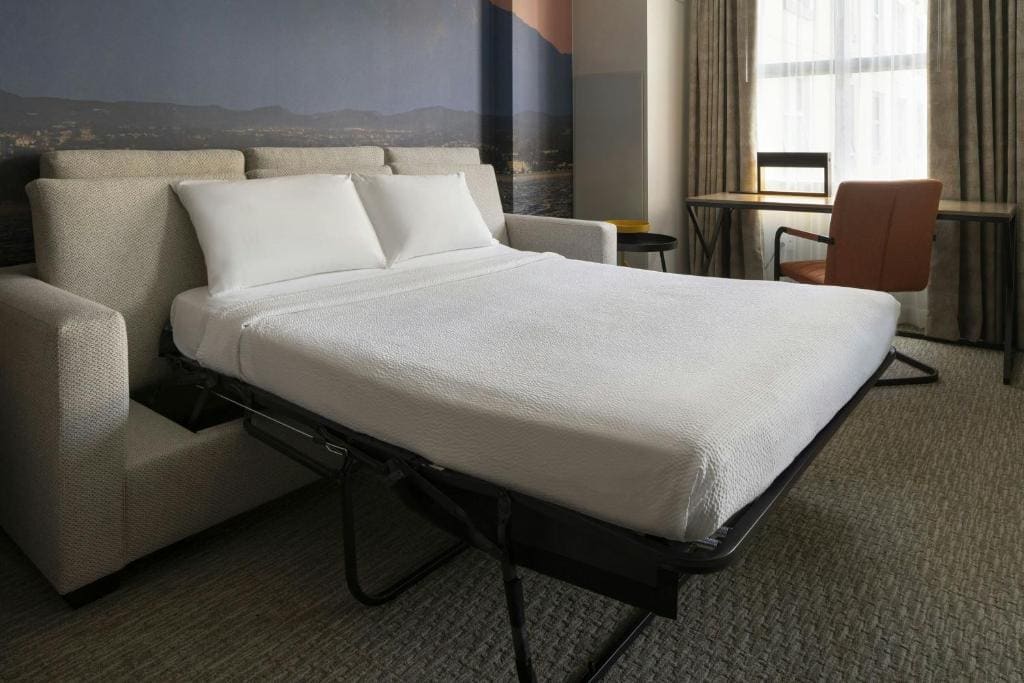 Studio Suite with Sofa Bed room - Image 3