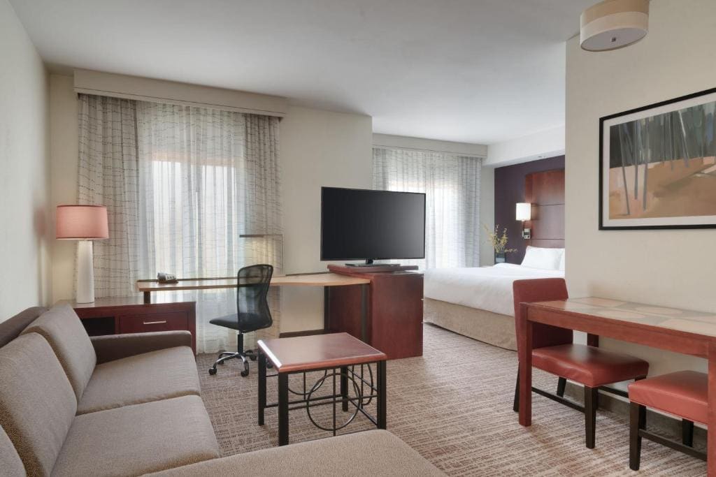 King Studio with Sofa Bed and Adapted Tub - Mobility and Hearing Accessible room - Image 1