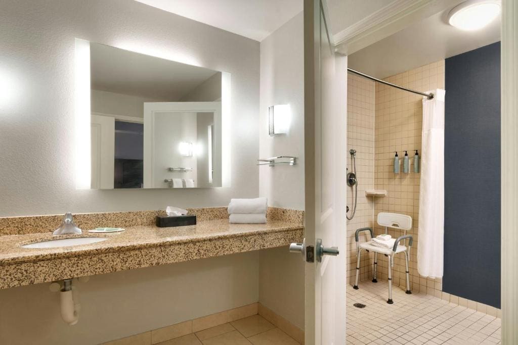 One-Bedroom Suite room - Image 2
